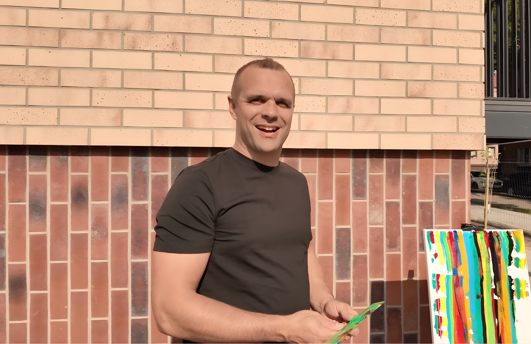 Vytenis Isakas su dažų palete prie spalvingo paveikslo – laidos „Kiek už kvadratą?“ akimirka