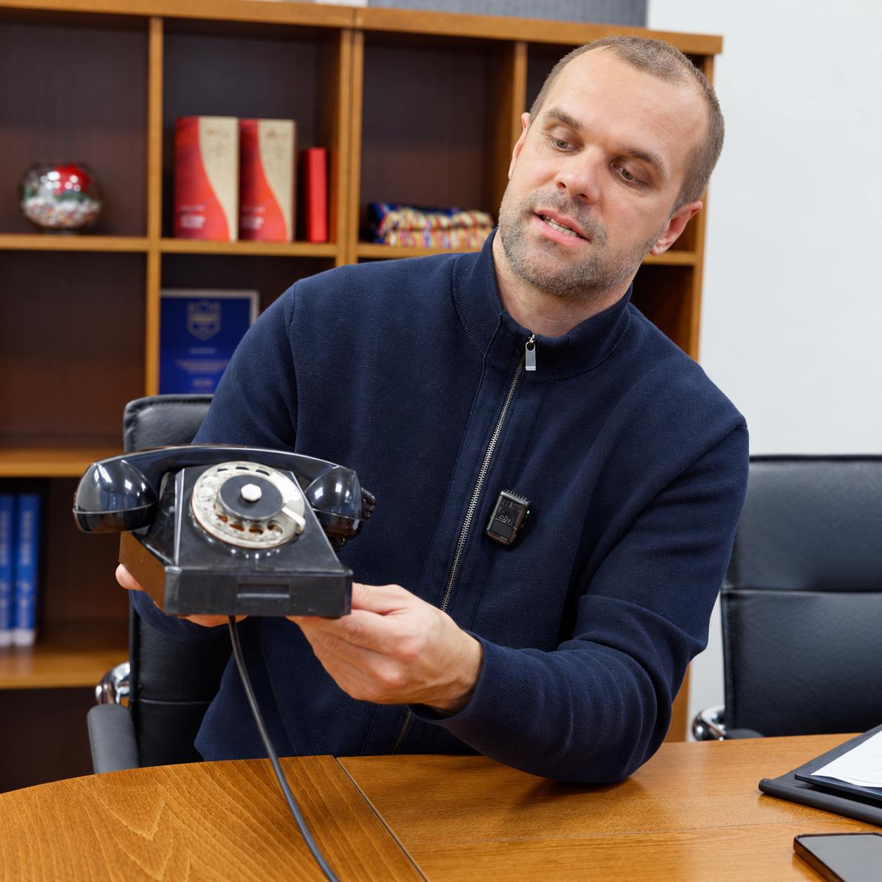 Vytenis Isakas laiko senovinį diskinį telefoną laidos „Kiek už kvadratą?“ filmavimo metu